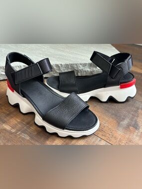 Sorel Kinetic Impact Women's Size 8 Black Leather Y-Strap Wedge Sandals